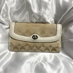 Coach Long Wallet Lined in White Pebbled Leather GUC